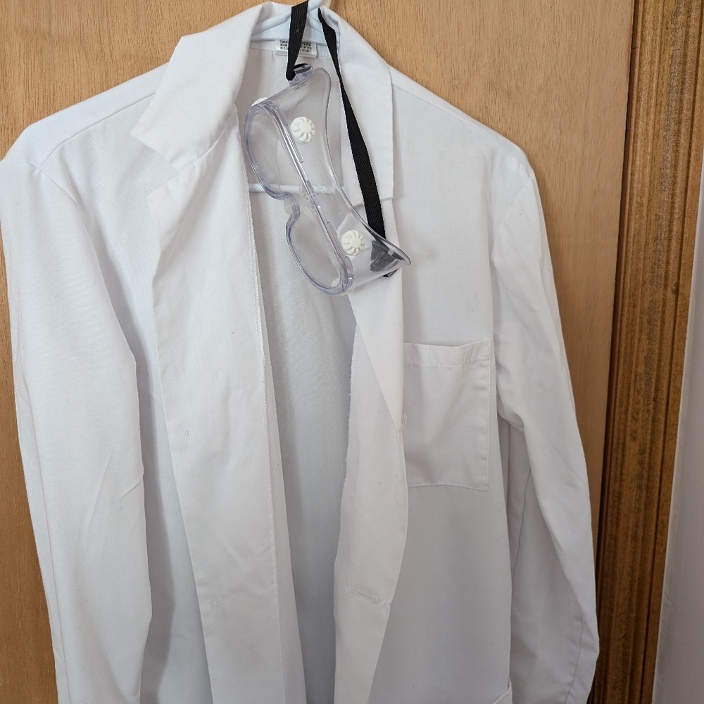 Cotton/Polyester Lab Coat with 3 large pockets, Washed & Pressed w 3 M goggles